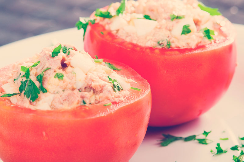 comida semana santa tomates rellenos de atún