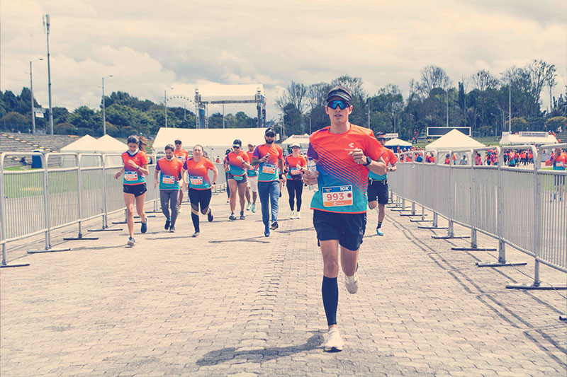 hombre corre rápido en una carrera de running