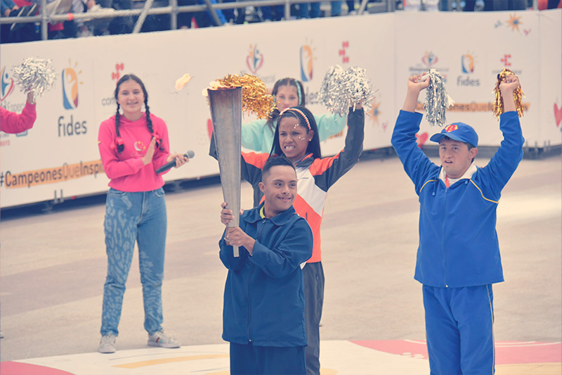 Atletas sonrientes participando en las olimpiadas