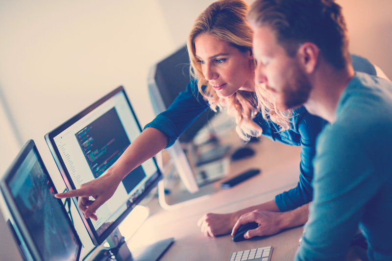 personas frente a un computador empresarial