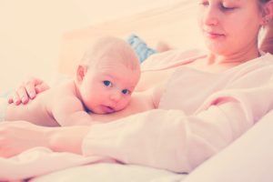 bebé recién nacido con su mamá