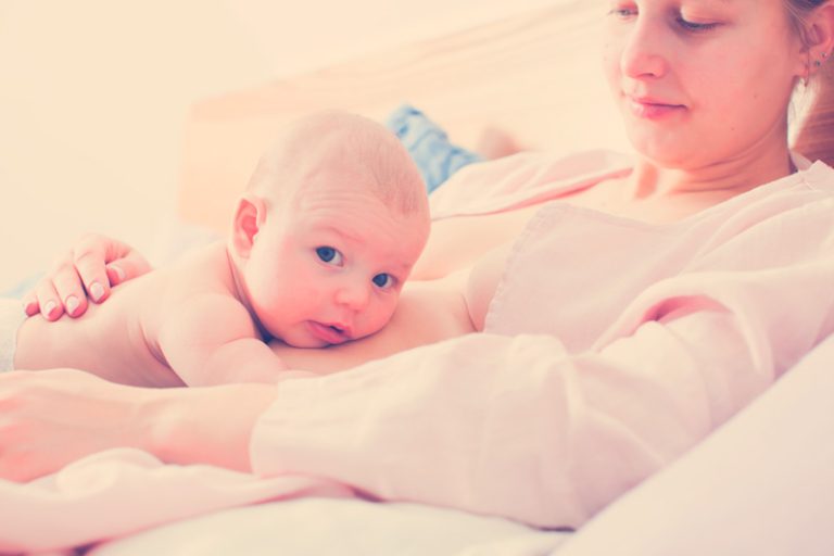 bebé recién nacido con su mamá