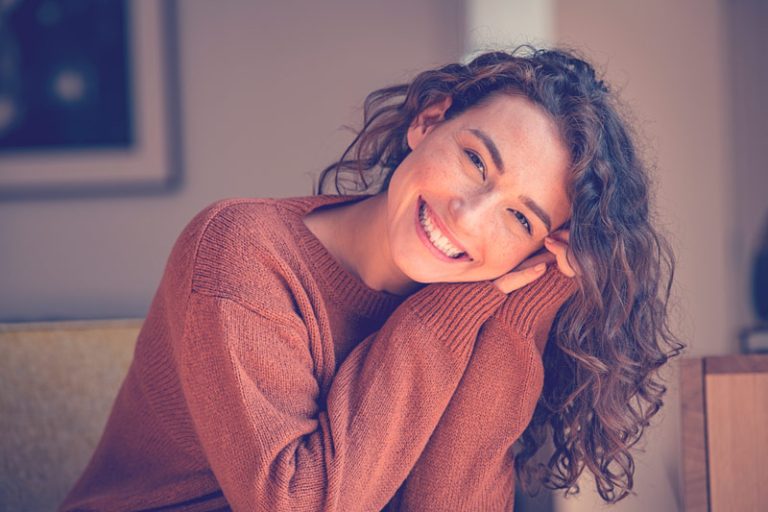 mujer crespa sonriendo