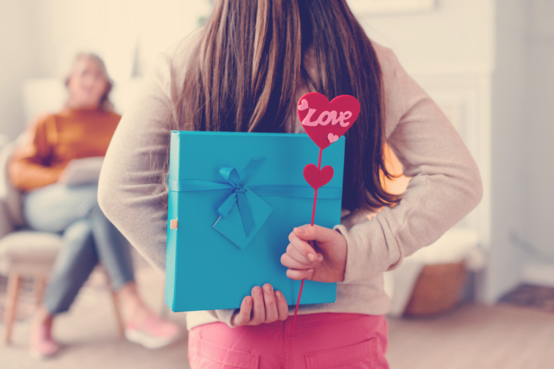 niña quiere sorprender a mamá