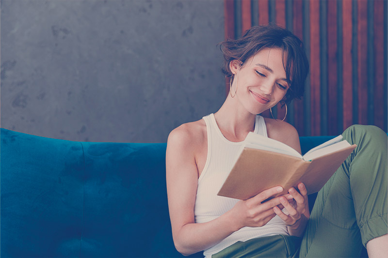 mujer leyendo un libro 