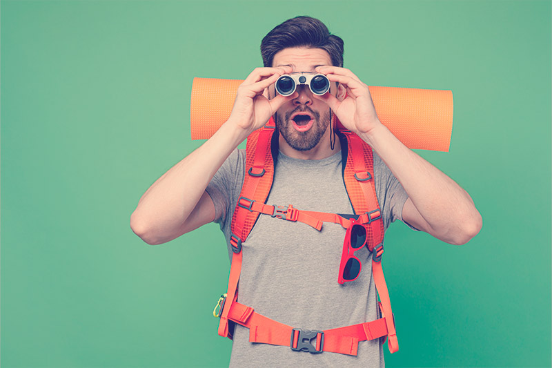 hombre preparado para salir a vacacione