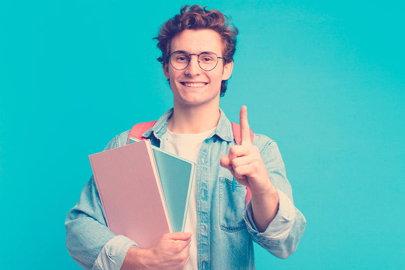 estudiante con útiles escolares 