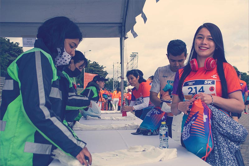 mujer reclamando kit para carrera 