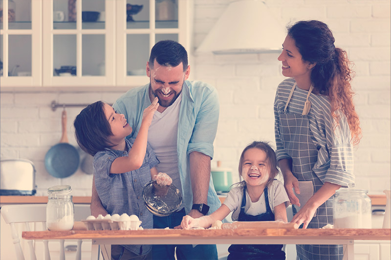 familia cocina un postre