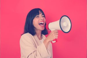 mujer utilizando megáfono para comunicarse