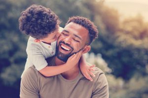 padre integral compartiendo con su hijo