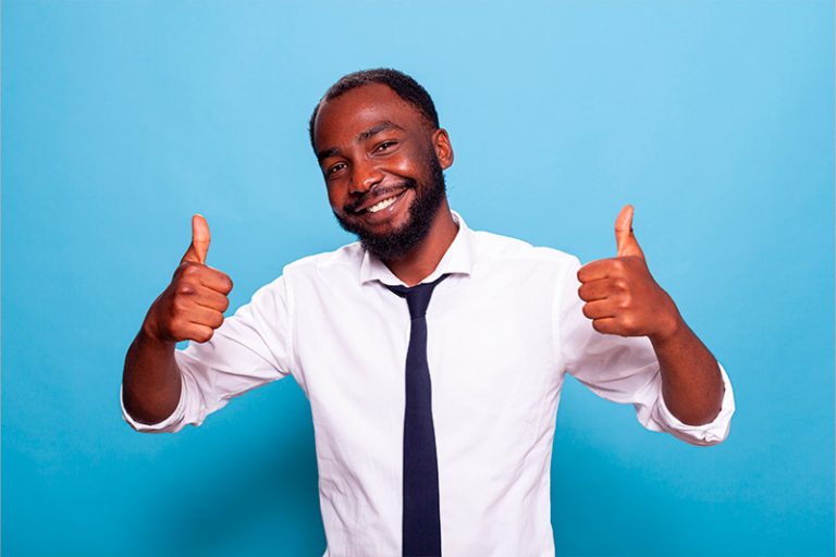 Retrato de un sonriente hombre de negocios optimista