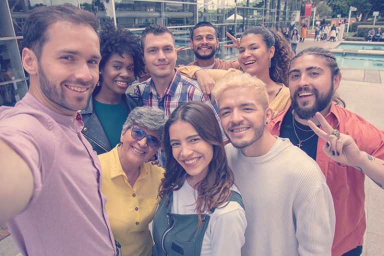 Grupo de personas con diferentes características.