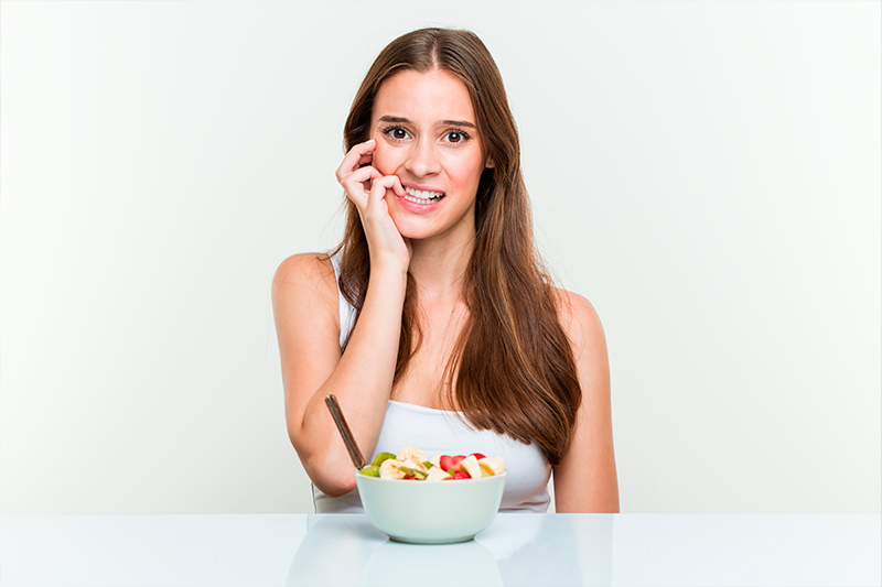 mujer comiendo y mordiendo las uñas