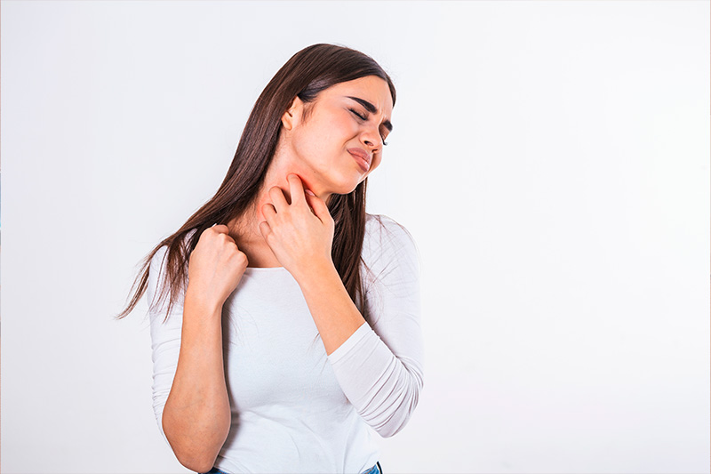 mujer siente picazón en el cuello