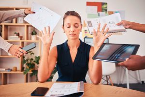 mujer de negocio sobrecarga de trabajo