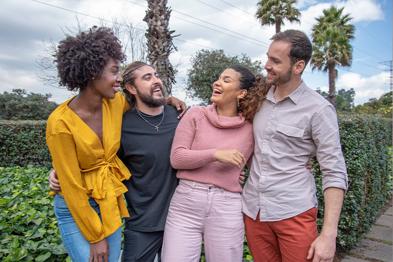 Grupo de personas sonrientes.