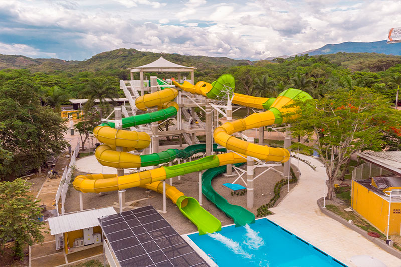 imagen completa del dos personas se lanzan del parque acuático Lagosol