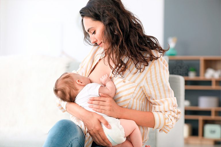 mujer amamantando a su bebé