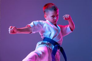 niño en clases de karate