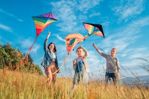 niños volando una cometa