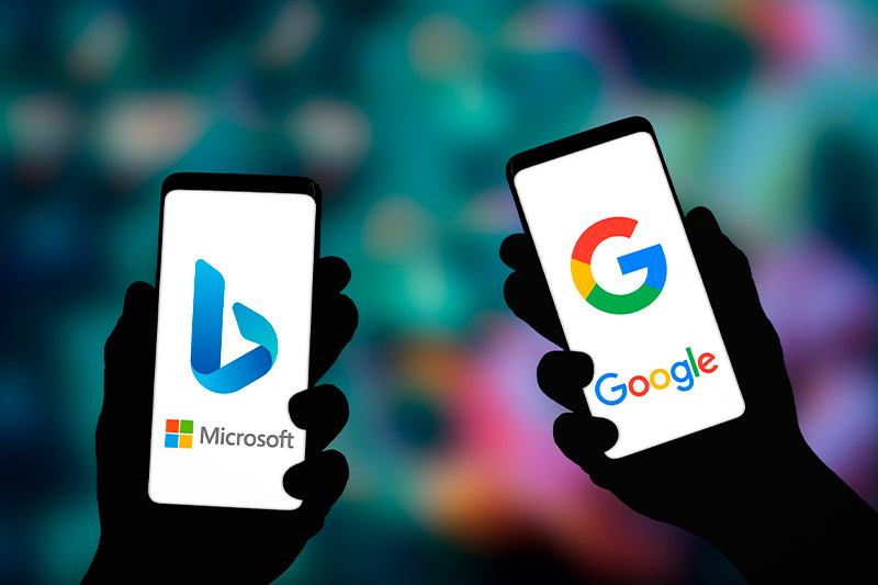 dos celulares., uno muestra Bing y Google