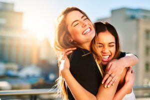 amigas teniendo una relación de amistad desde la empatía