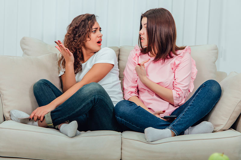 amigas discutiendo entre ellas