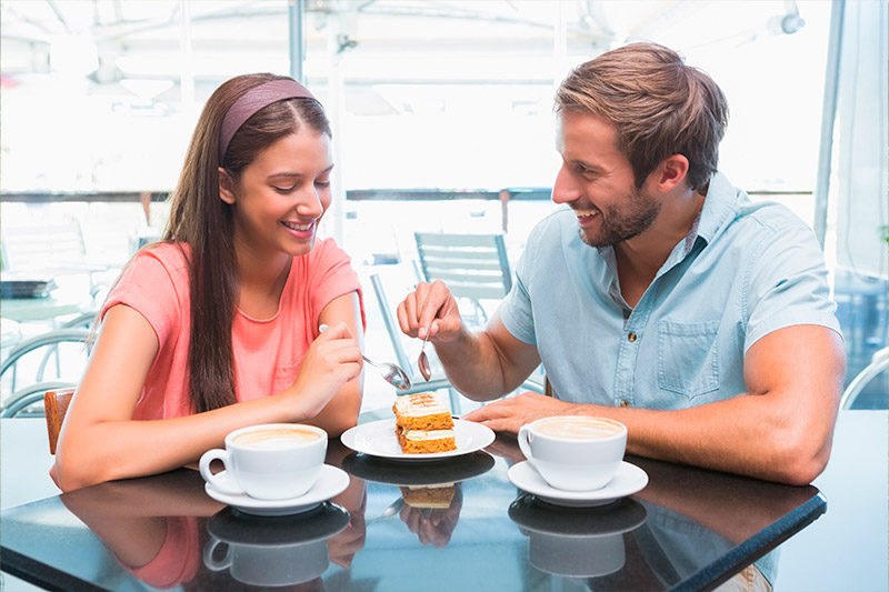 pareja-comiendo-compartiendo