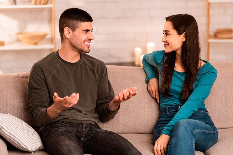 pareja-conversando-cercania