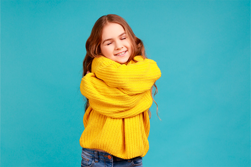 retrato de una niña encantadora abrazándose