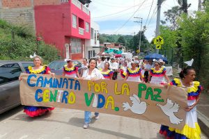 Mujeres marchan por la paz