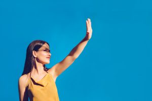 mujer tomando vitamina D