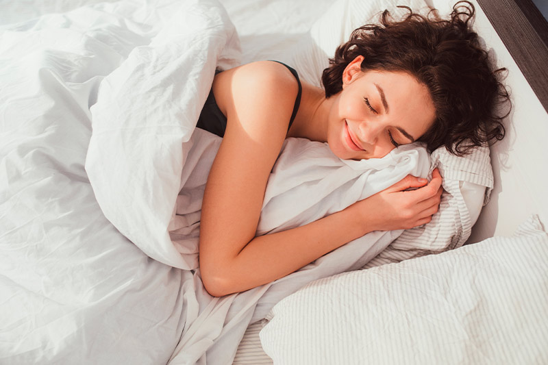 mujeres durmiendo apoya su cabeza sobre una almohada