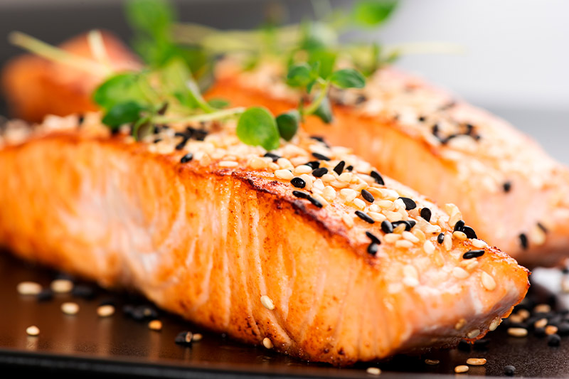 salmón con semillas de ajonjolí