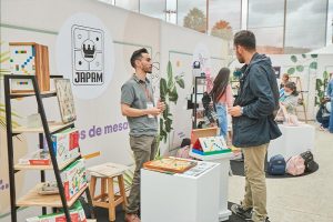 Personas en una feria de emprendimientos