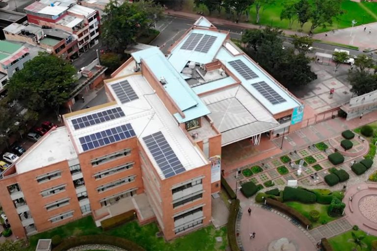 Paneles solares en azotea de un edificio