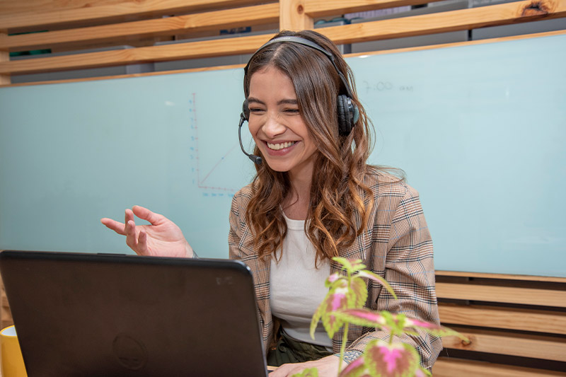 Mujer en reunión virtual sonriente