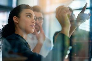 personas-resolviendo-una-tarea-en-el-tablero-