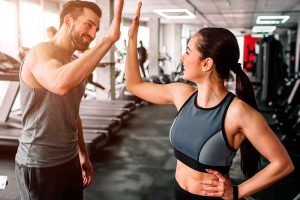 dos jovenes en el gimnasio