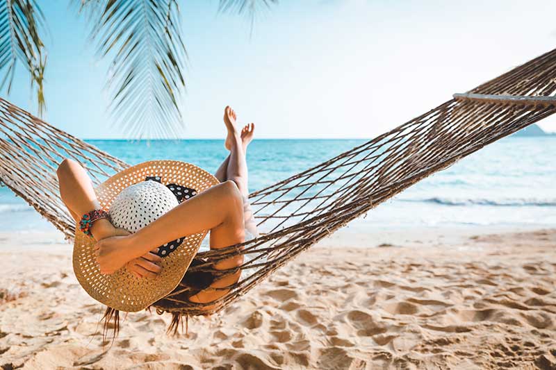 mujer disfrutando vacaciones