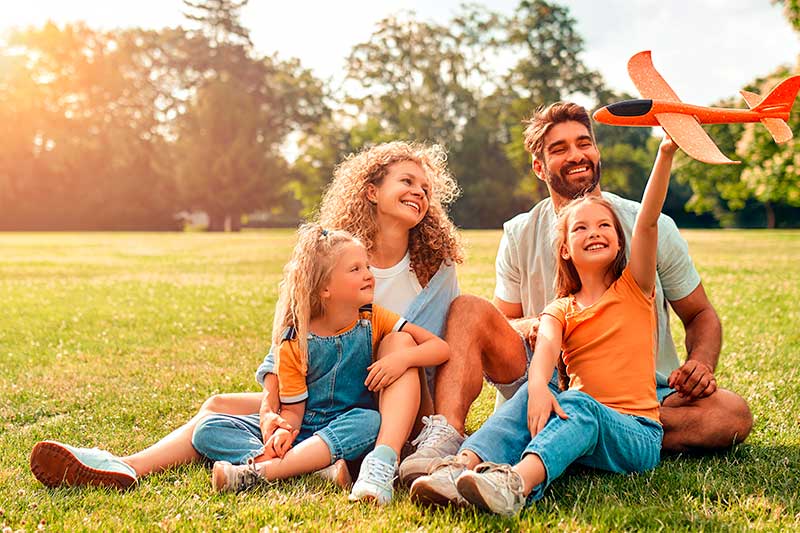 familia divirtiendose en el parque