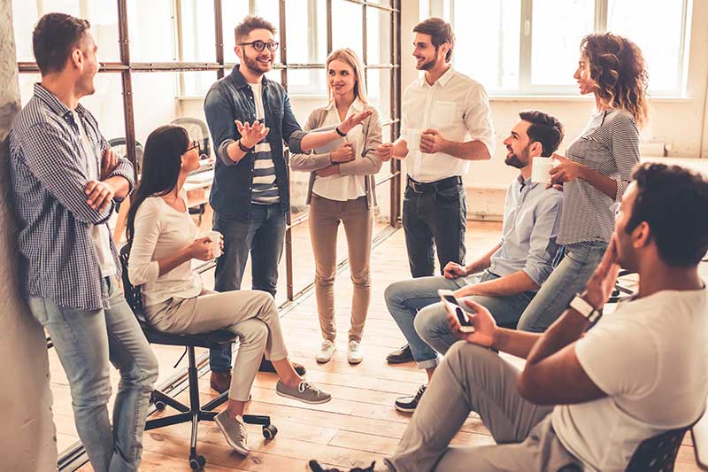 grupo de jovenes hablando en el trabajo