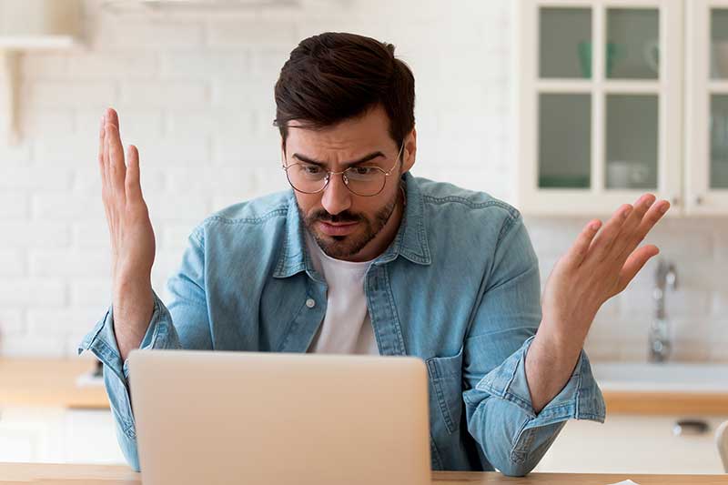 hombre desesperado frente al computador