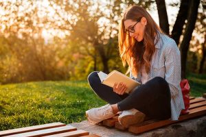 mujer leyendo un libro