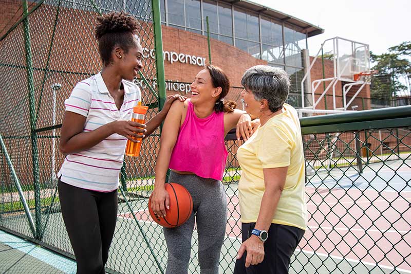 mujeres hablando antes de jugar basquetbol