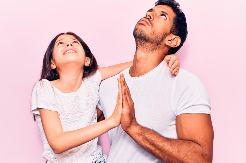 papa e hija rezando