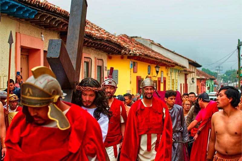 personas en procesion