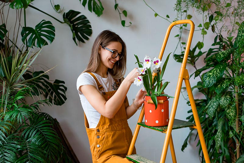 mujer feliz con plantas