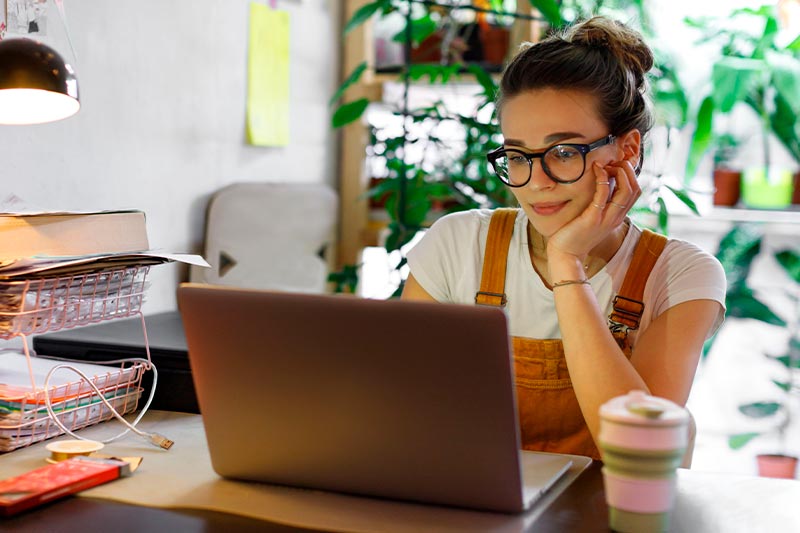 mujer frente a computadora